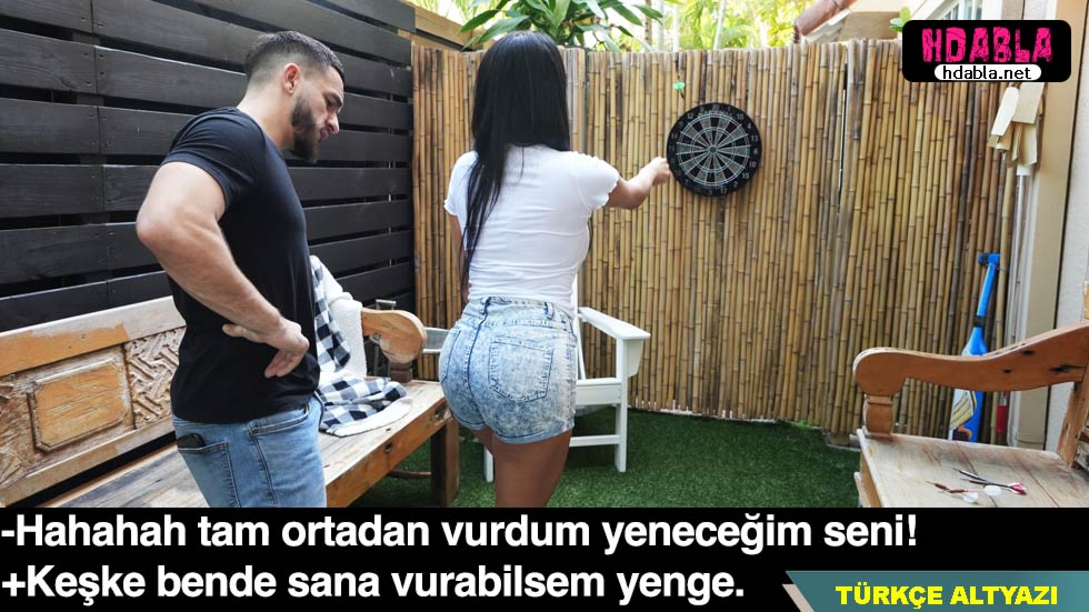 Yengemle dart oynarken arkasına geçip götüne bakıp zevke geldim